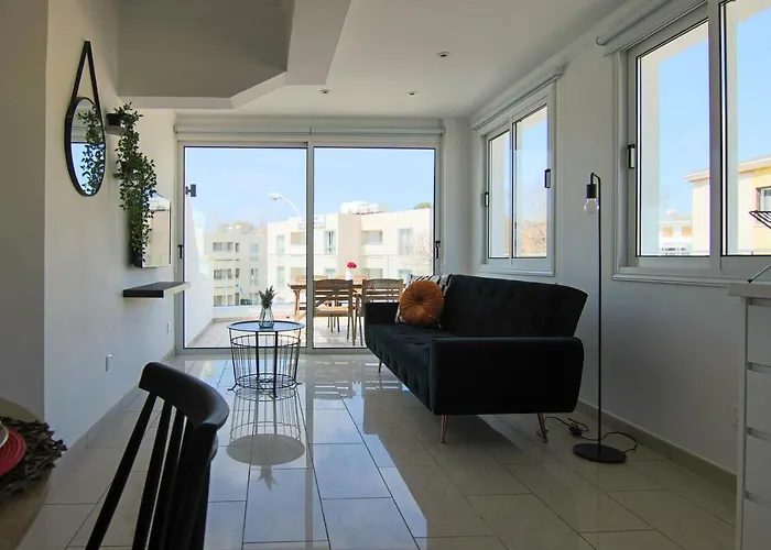 Phaedrus Living: Seaside Modern Flat Lighthouse 63