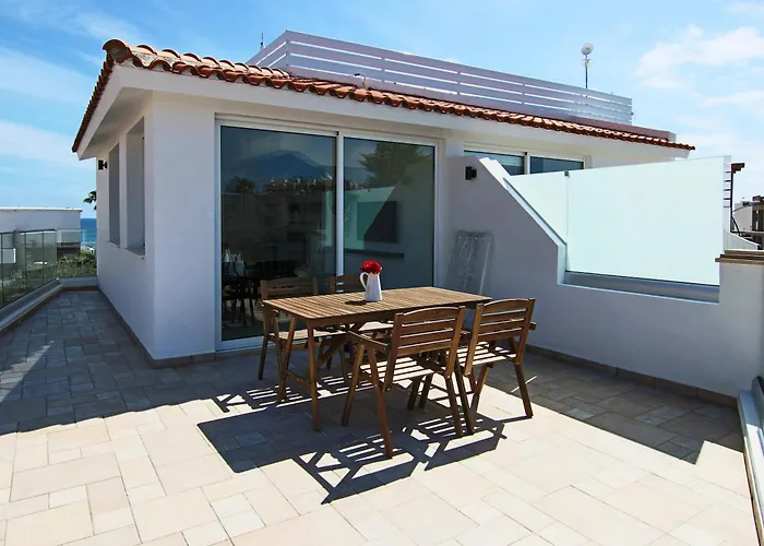 Phaedrus Living: Seaside Modern Flat Lighthouse 63