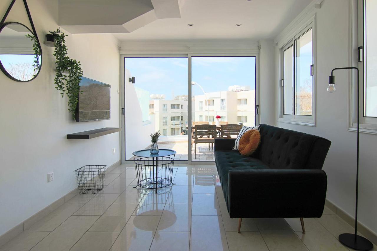 Phaedrus Living: Seaside Modern Flat Lighthouse 63 דירה