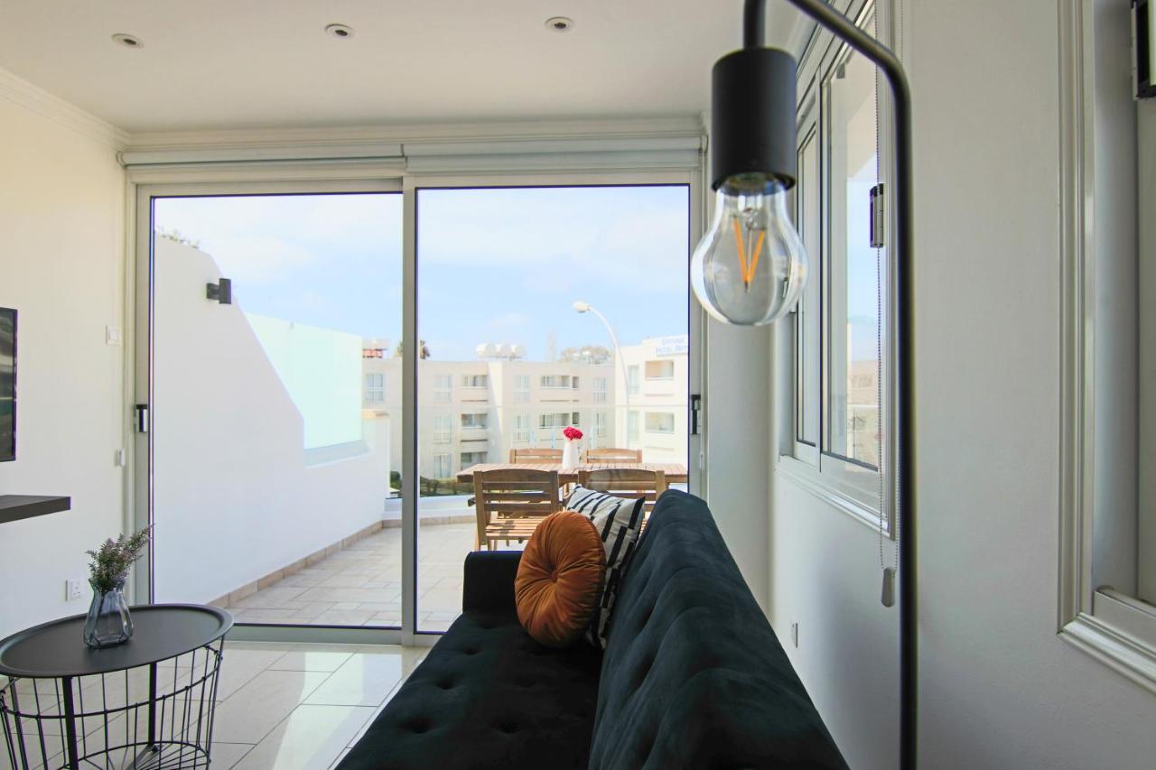 Phaedrus Living: Seaside Modern Flat Lighthouse 63 דירה Paphos